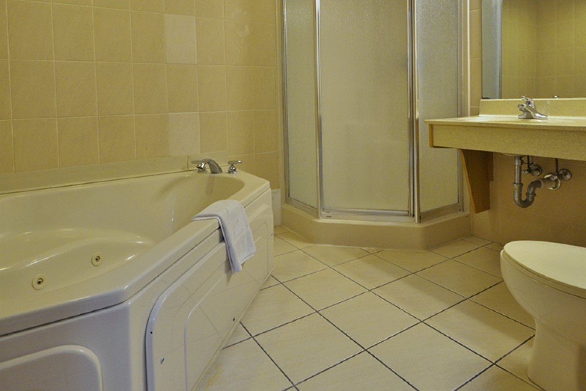 a bathroom with a tub, toilet and sink